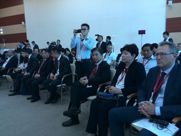 中礦資源集團股份有限公司總裁王平衛(wèi)先生（前排中間）.jpg